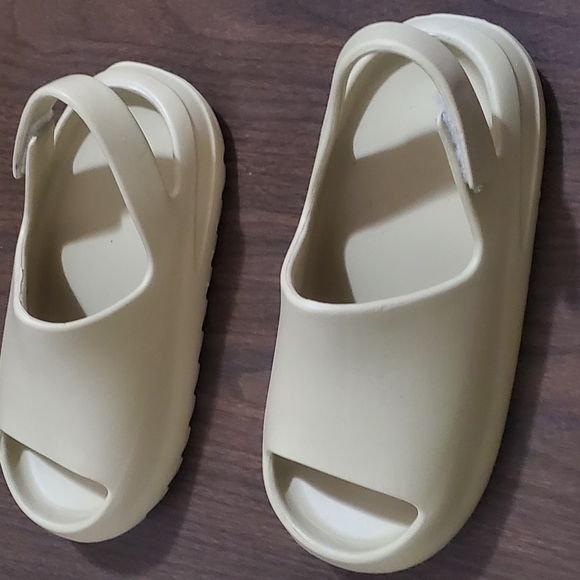 Source Unknown Other - Cream Foam Textured Sandals shower shoes with Slingback